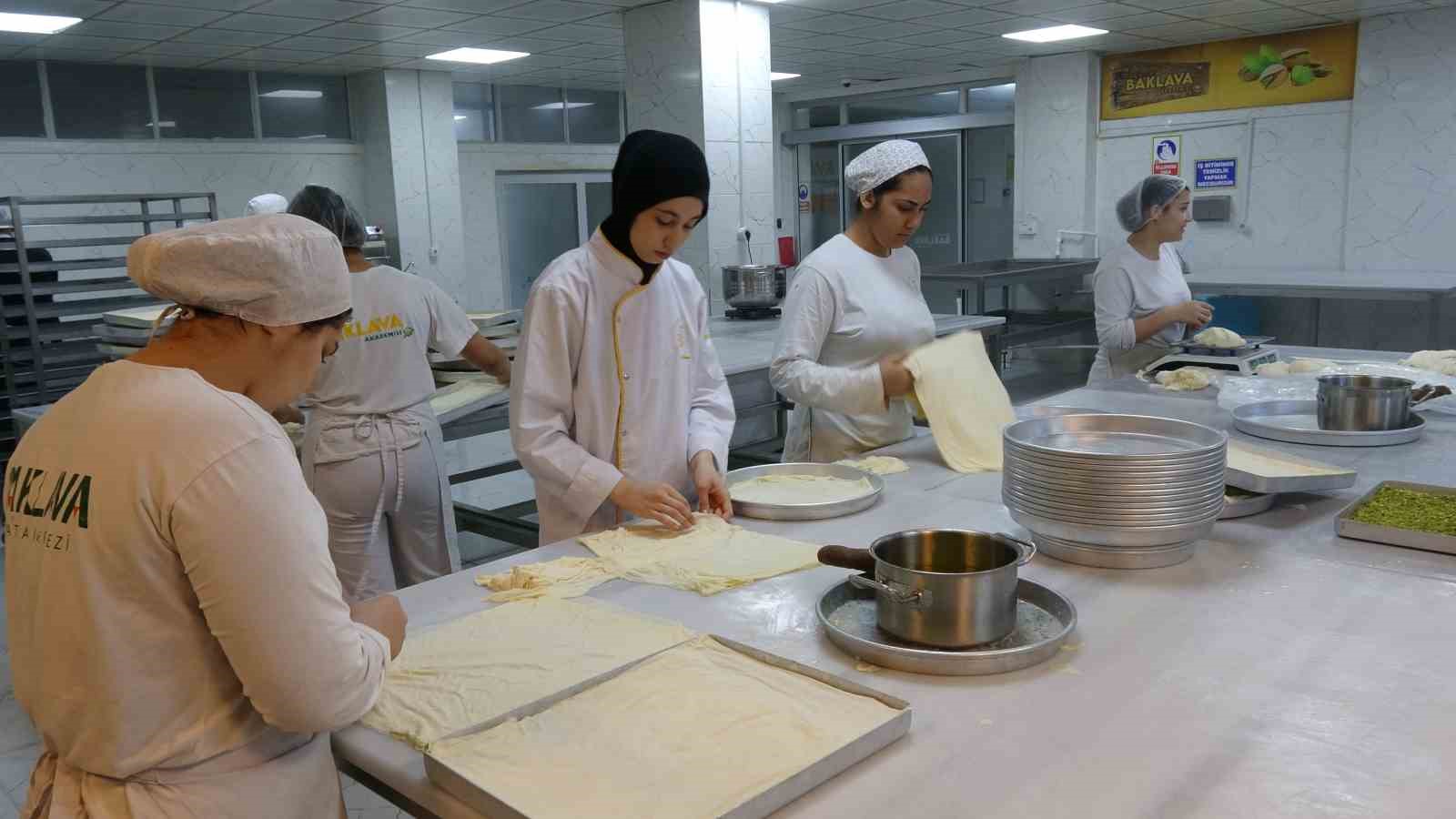 Meslek liseli kızların Ramazan’da baklava mesaisi
Meslek liseli kızların Ramazan’da baklava mesaisi
