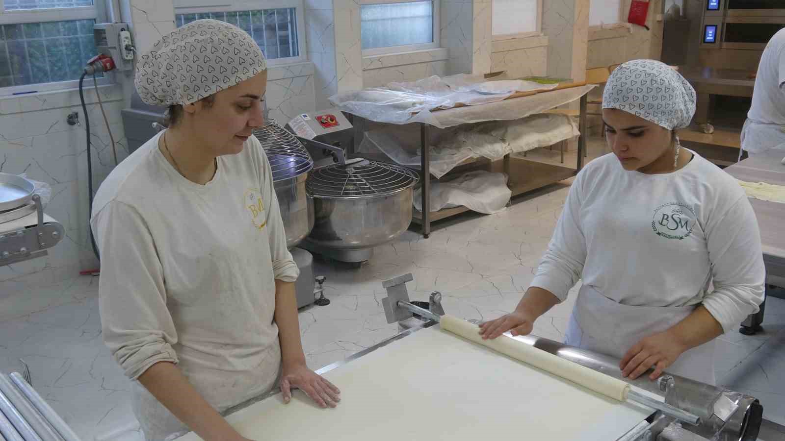 Meslek liseli kızların Ramazan’da baklava mesaisi
Meslek liseli kızların Ramazan’da baklava mesaisi