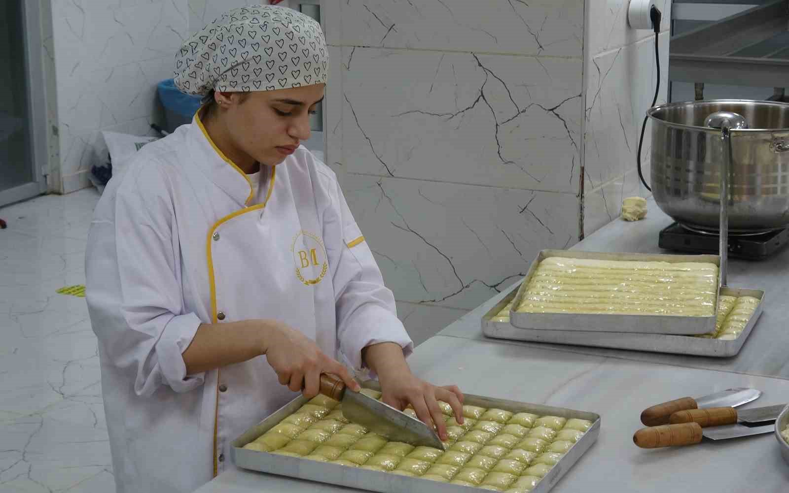 Meslek liseli kızların Ramazan’da baklava mesaisi
Meslek liseli kızların Ramazan’da baklava mesaisi