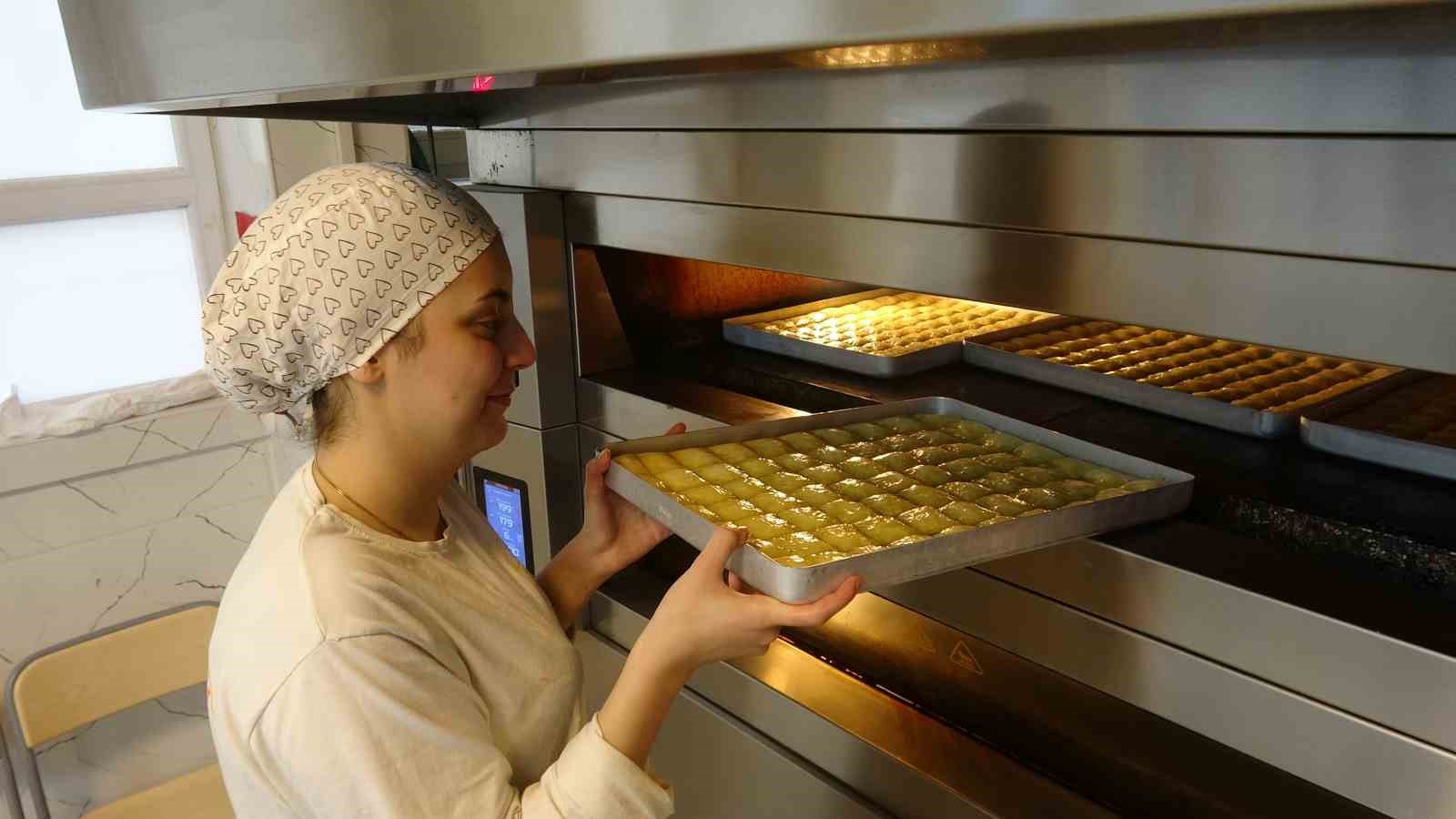 Meslek liseli kızların Ramazan’da baklava mesaisi
Meslek liseli kızların Ramazan’da baklava mesaisi