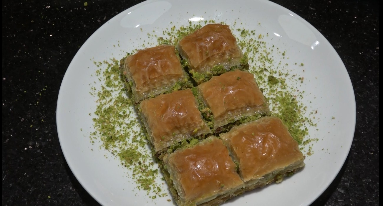 Meslek liseli kızların Ramazan’da baklava mesaisi
Meslek liseli kızların Ramazan’da baklava mesaisi