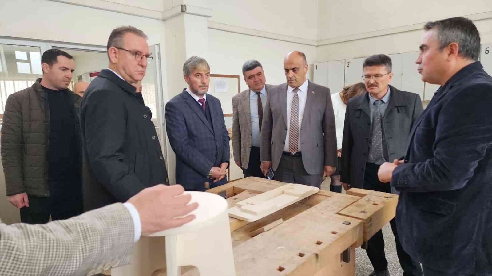 Meslekî eğitim Tavşanlı’da masaya yatırıldı
Meslekî eğitim Tavşanlı’da masaya yatırıldı