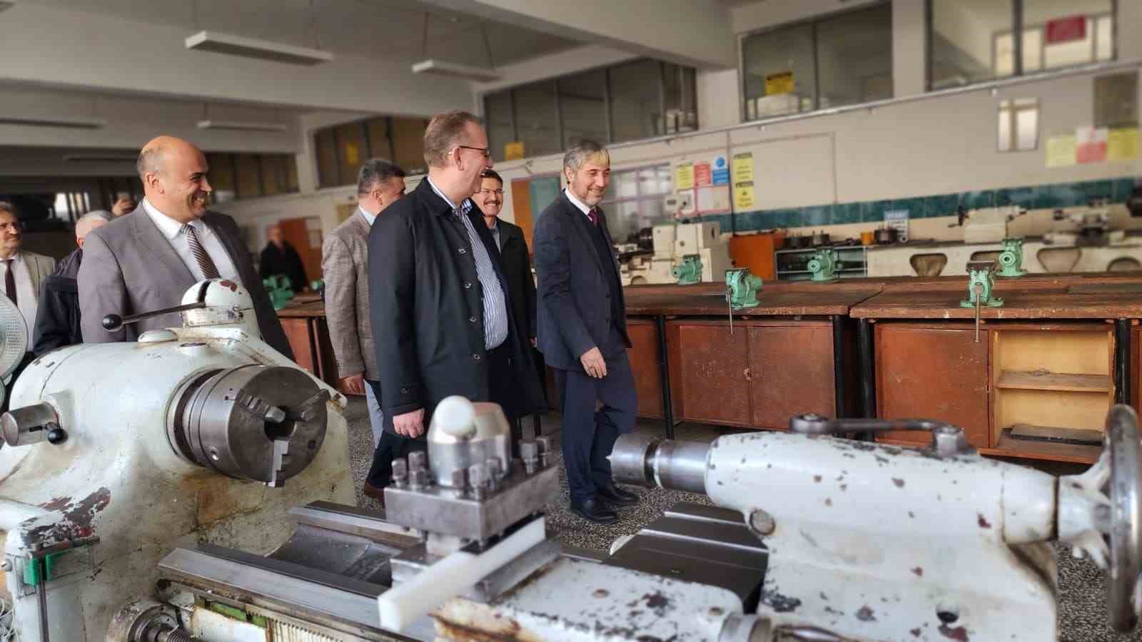 Meslekî eğitim Tavşanlı’da masaya yatırıldı
Meslekî eğitim Tavşanlı’da masaya yatırıldı