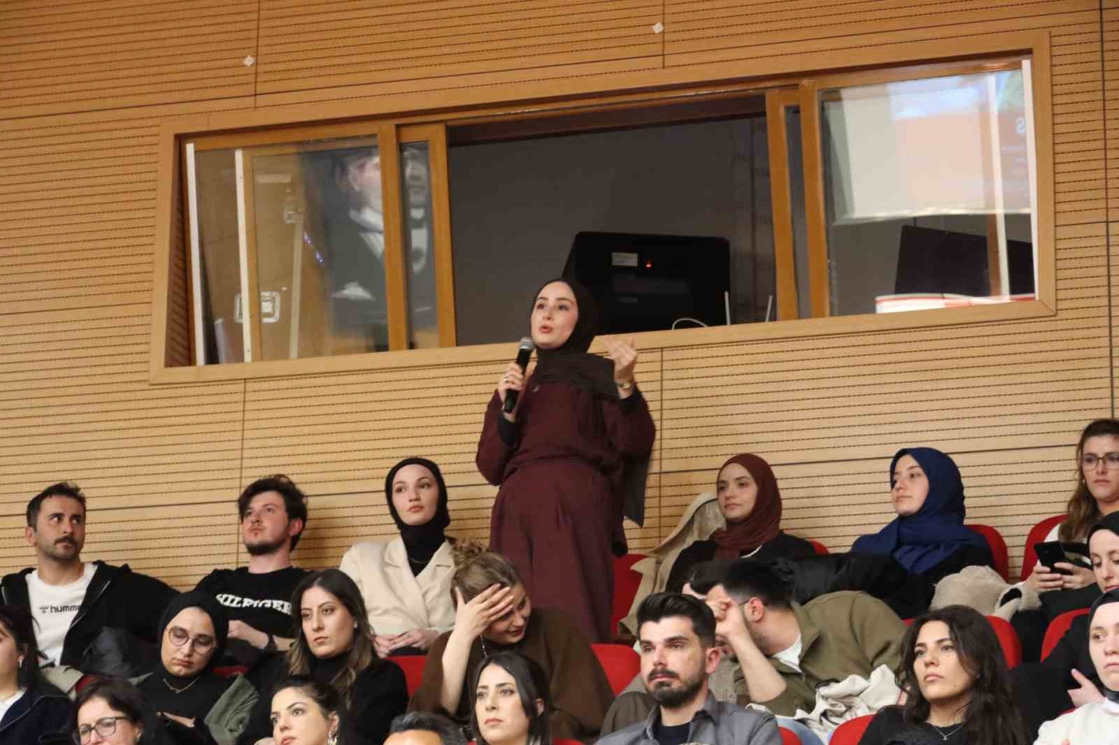 Mesleki tecrübelerini aday öğretmenlerle paylaştı
