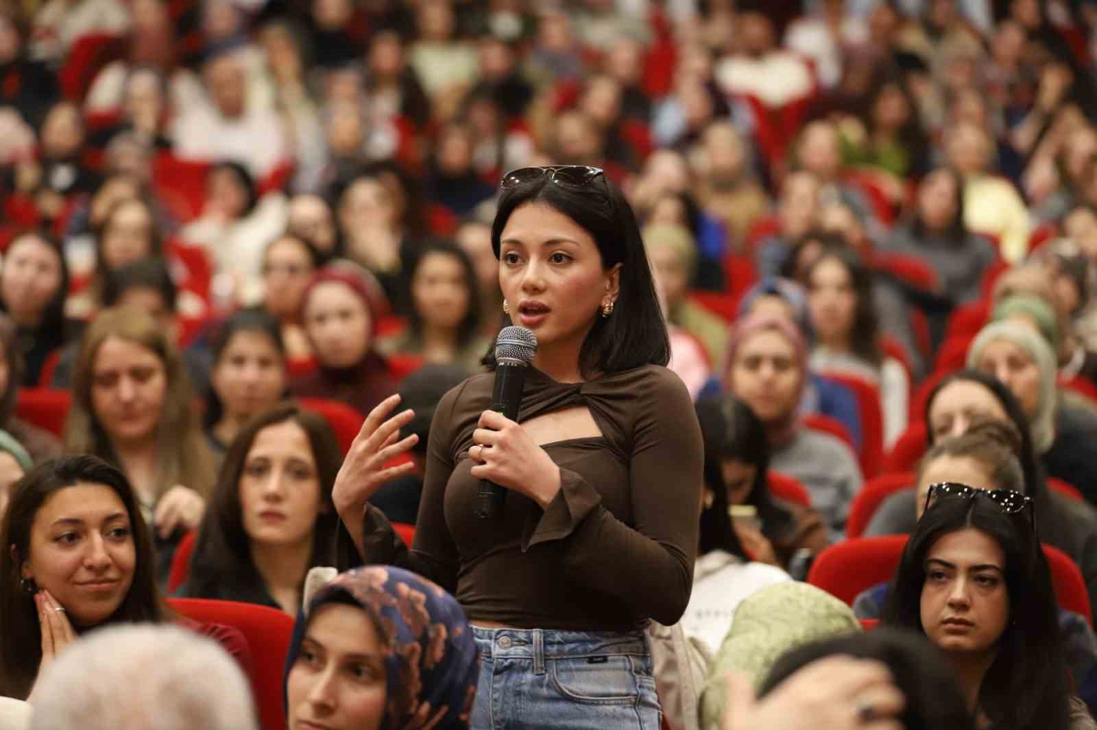 Mesleki tecrübelerini aday öğretmenlerle paylaştı
