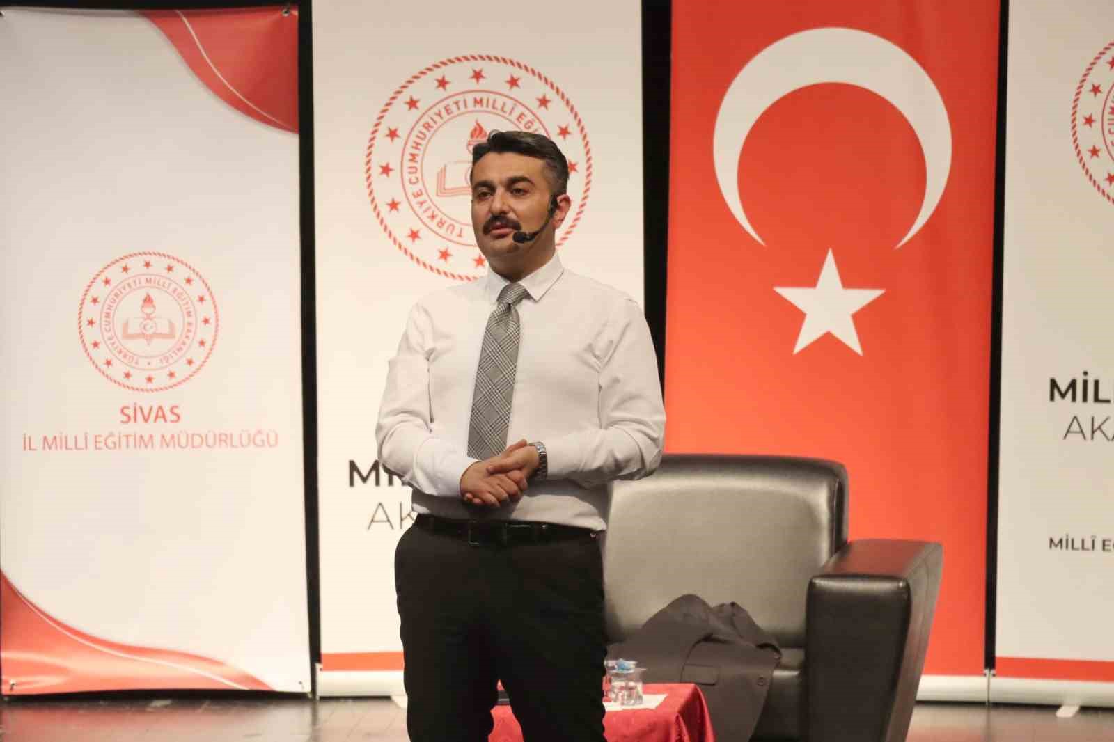 Mesleki tecrübelerini aday öğretmenlerle paylaştı
