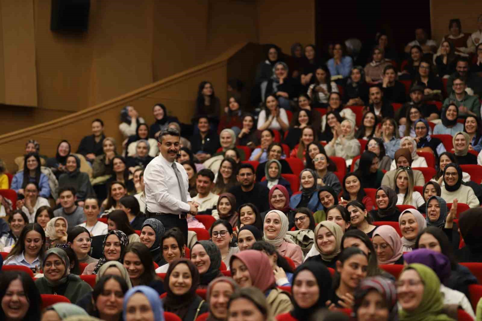 Mesleki tecrübelerini aday öğretmenlerle paylaştı
