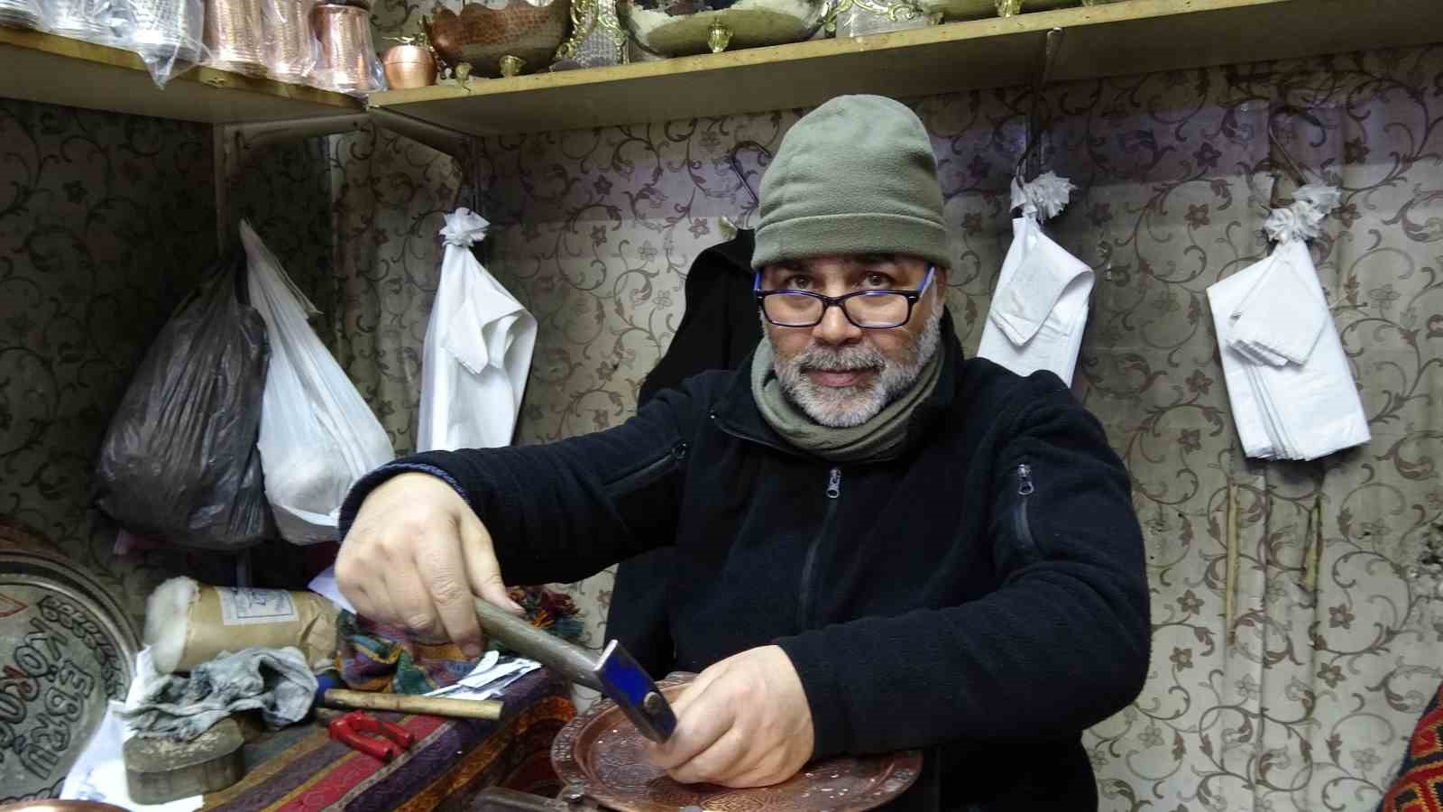 Meslektaş dayı yeğen 44 yıldır birlikte bakır işliyor
