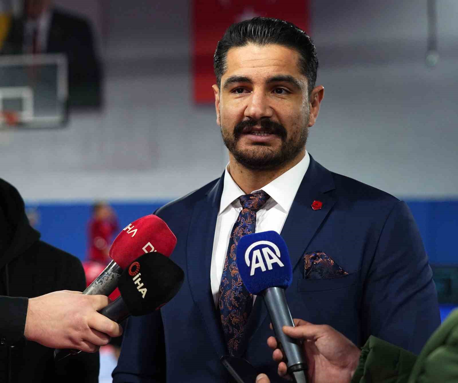 Mesut Özil’den Güreş Milli Takımı’na ziyaret
