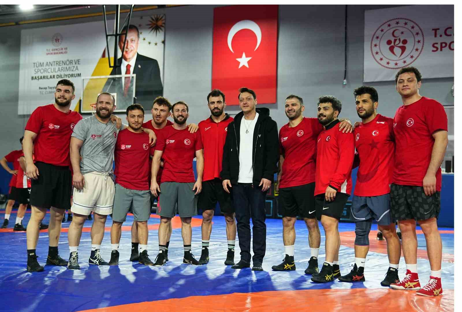Mesut Özil’den Güreş Milli Takımı’na ziyaret
