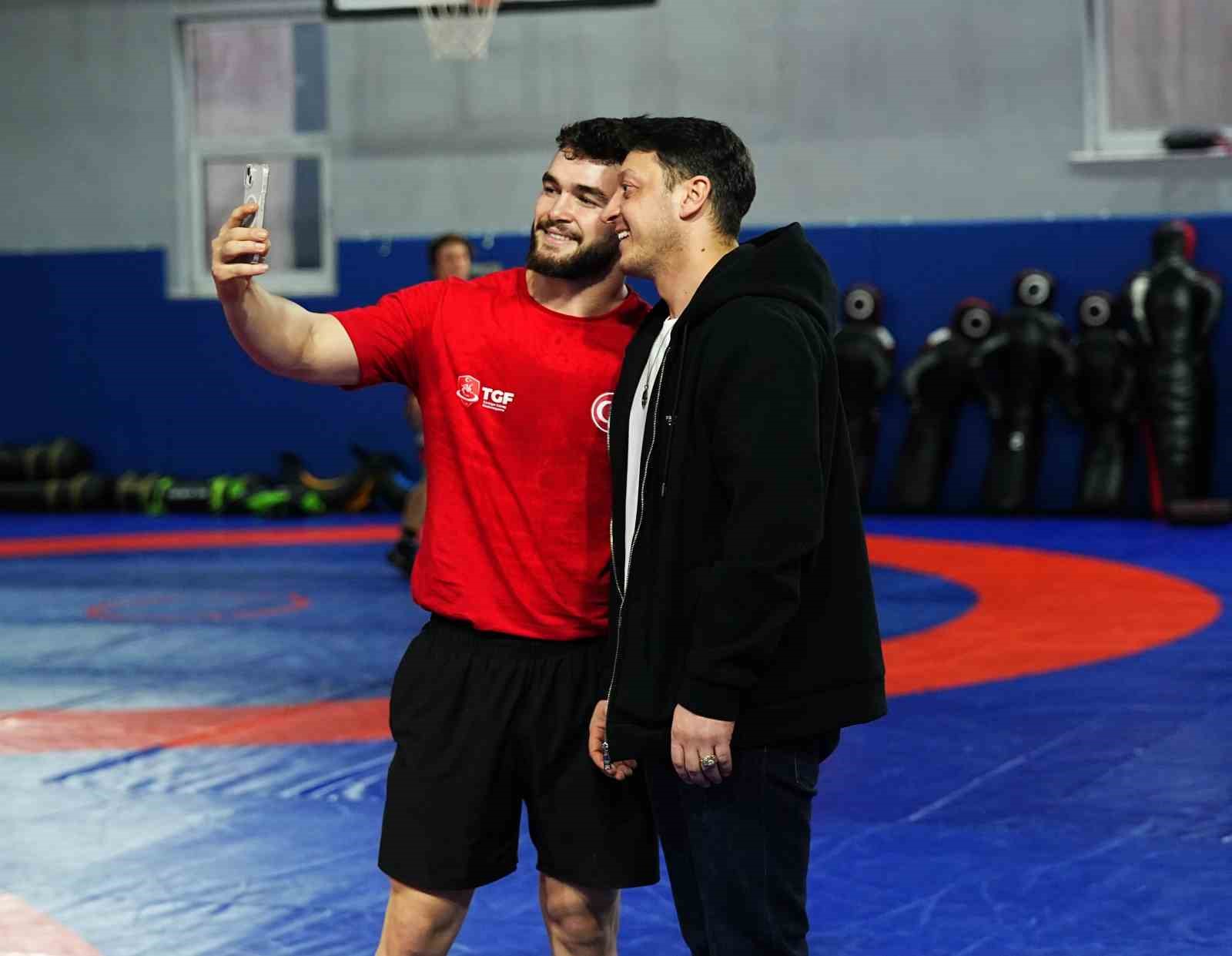 Mesut Özil’den Güreş Milli Takımı’na ziyaret
