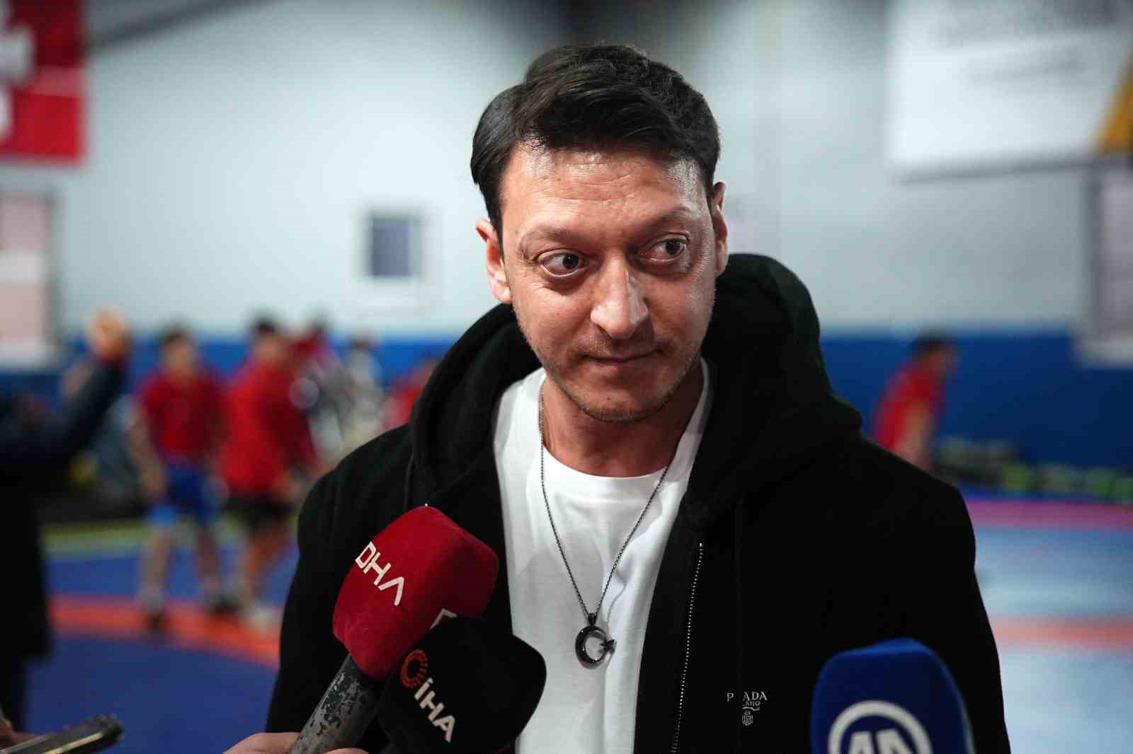 Mesut Özil’den Güreş Milli Takımı’na ziyaret
