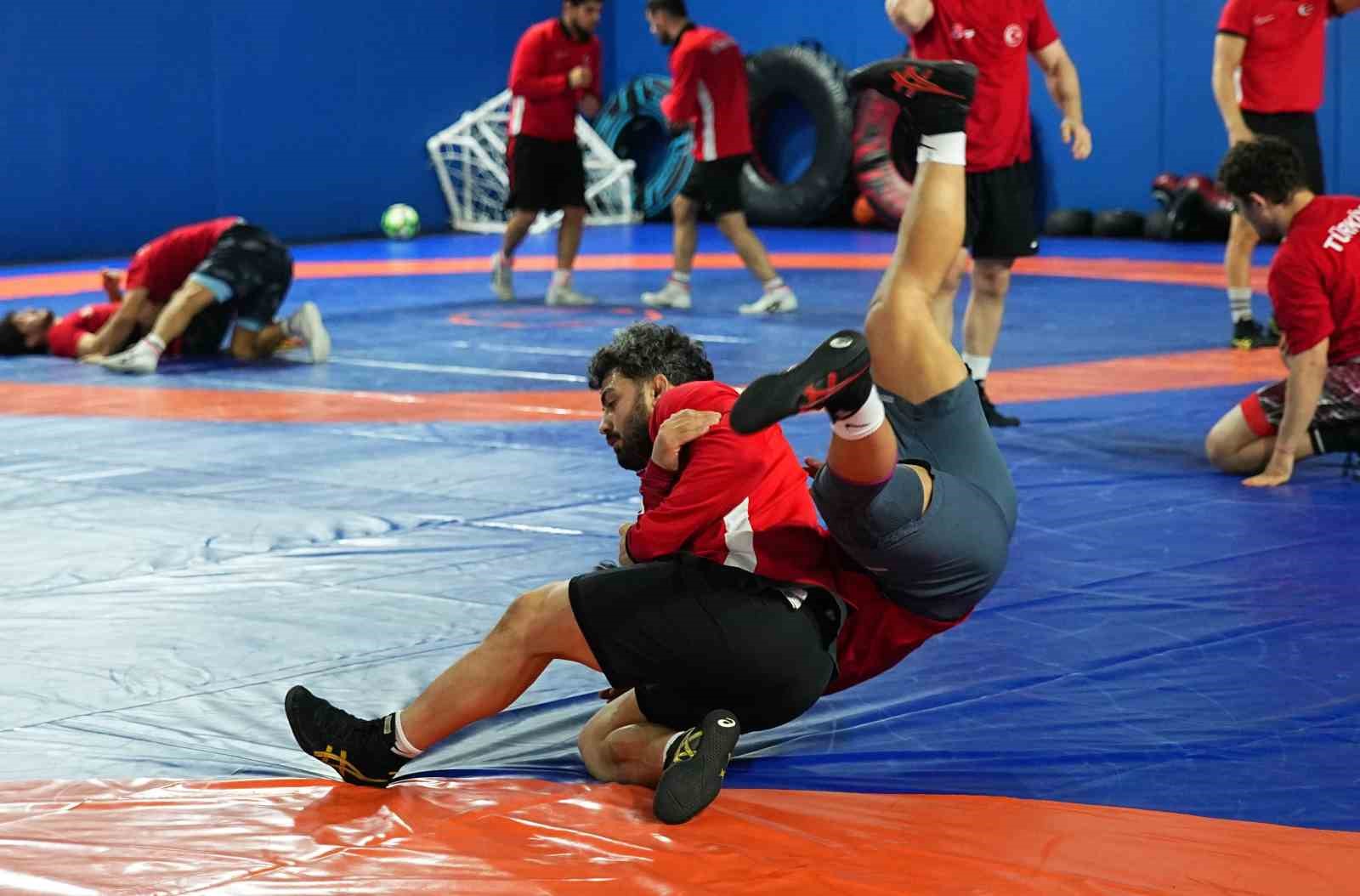 Mesut Özil’den Güreş Milli Takımı’na ziyaret
