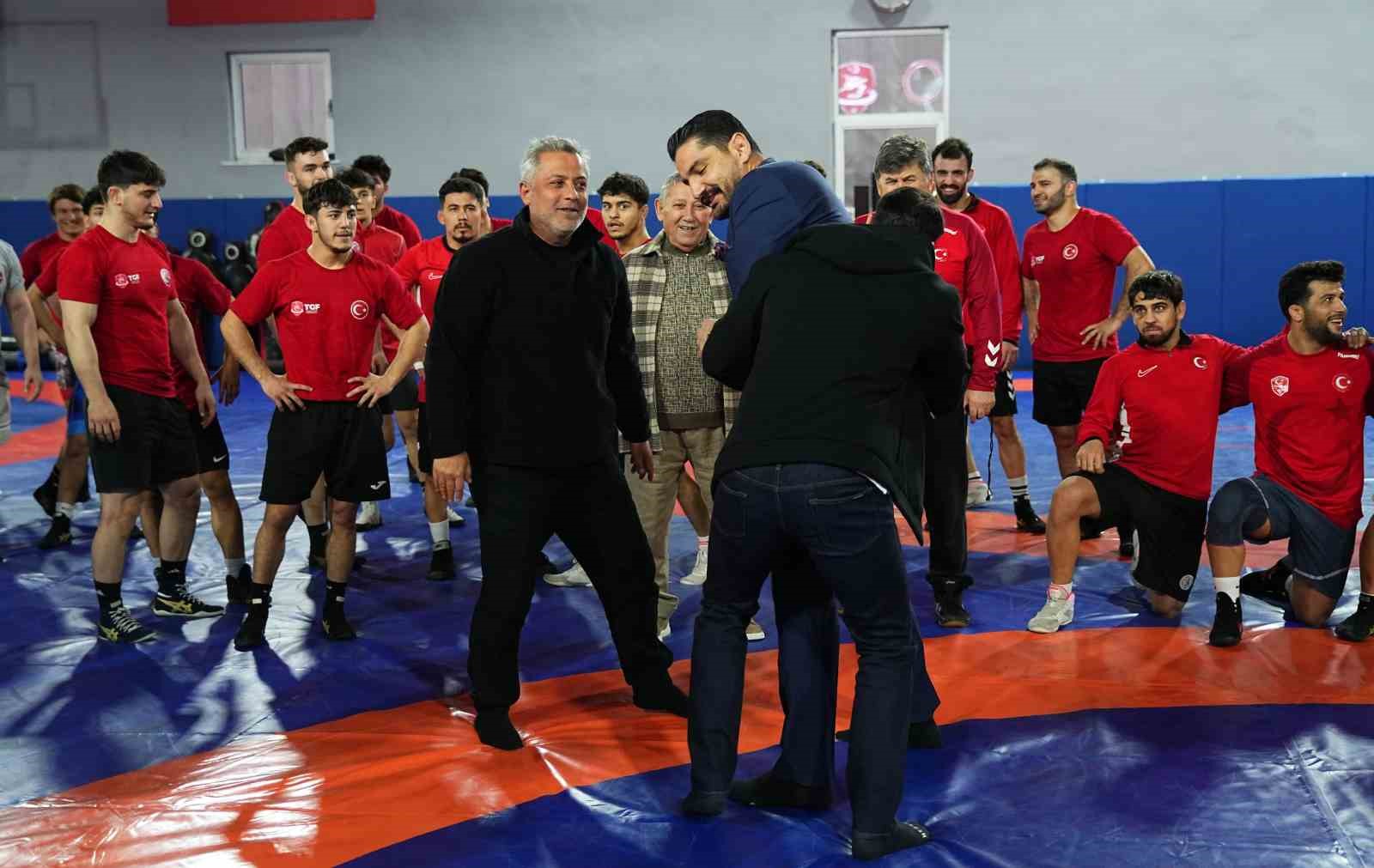 Mesut Özil’den Güreş Milli Takımı’na ziyaret
