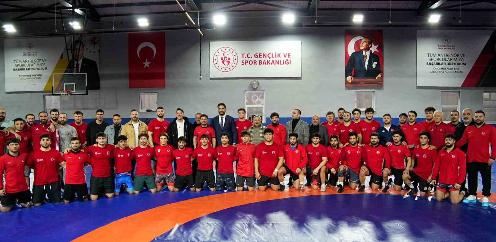 Mesut Özil’den Güreş Milli Takımı’na ziyaret
