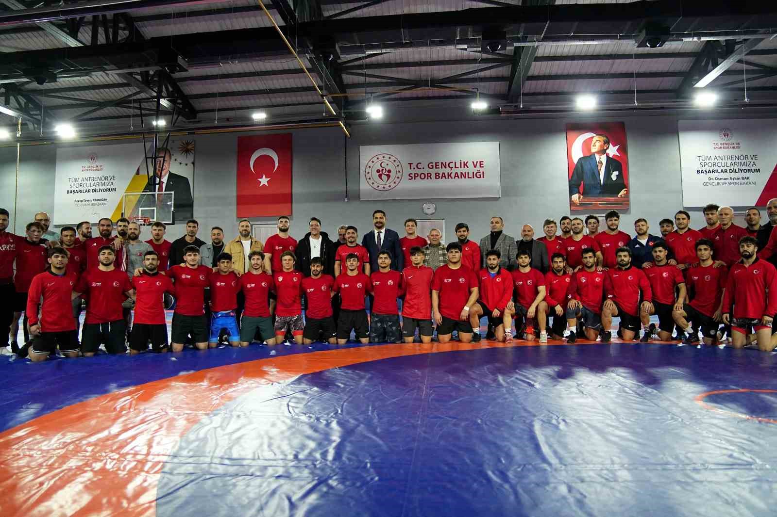 Mesut Özil’den Güreş Milli Takımı’na ziyaret
