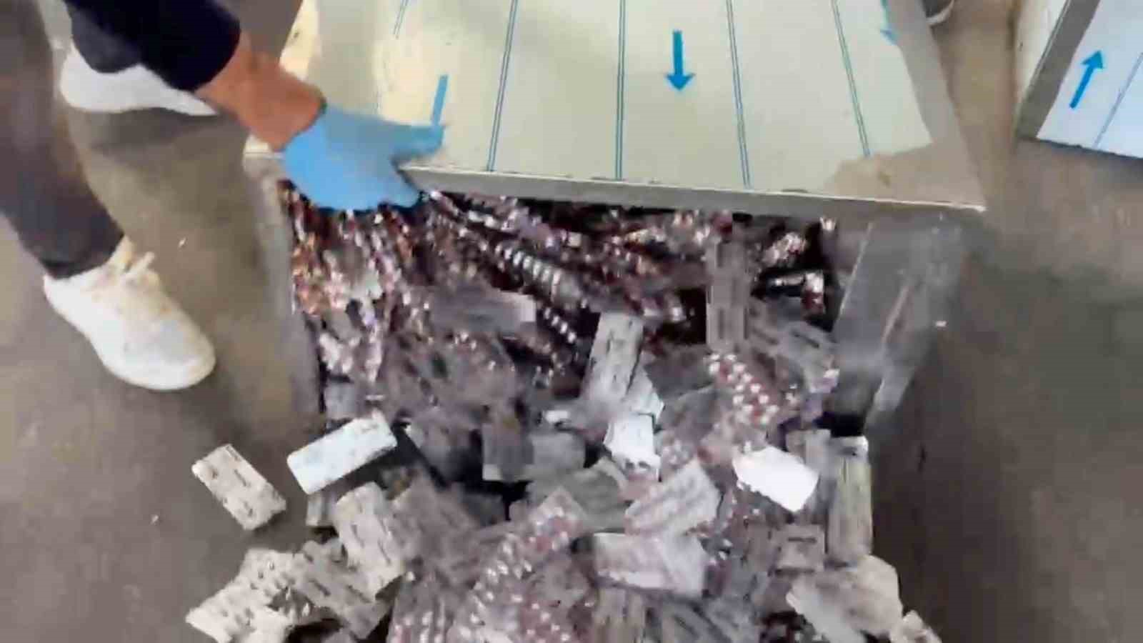 Metal kolilerden binlerce sentetik hap çıktı: 2 kişi tutuklandı
