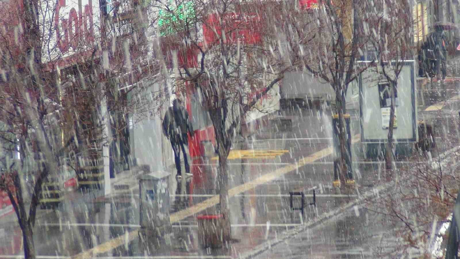 Meteoroloji uyardı: Kars’ta kar yağışı başladı
