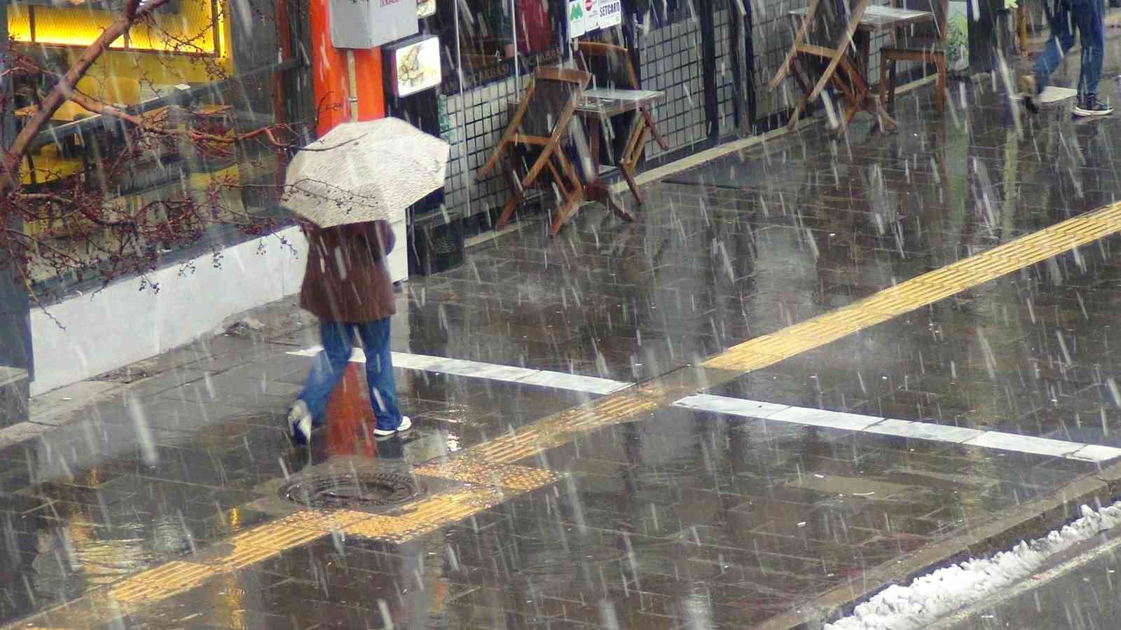 Meteoroloji uyardı: Kars’ta kar yağışı başladı
