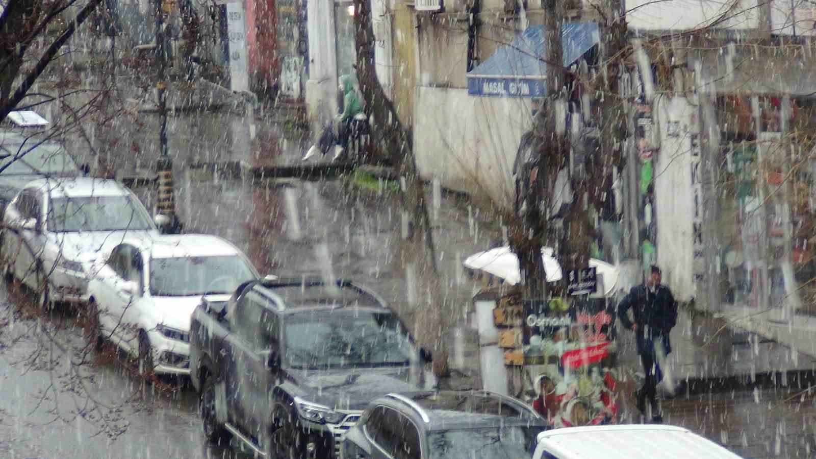 Meteoroloji uyardı: Kars’ta kar yağışı başladı
