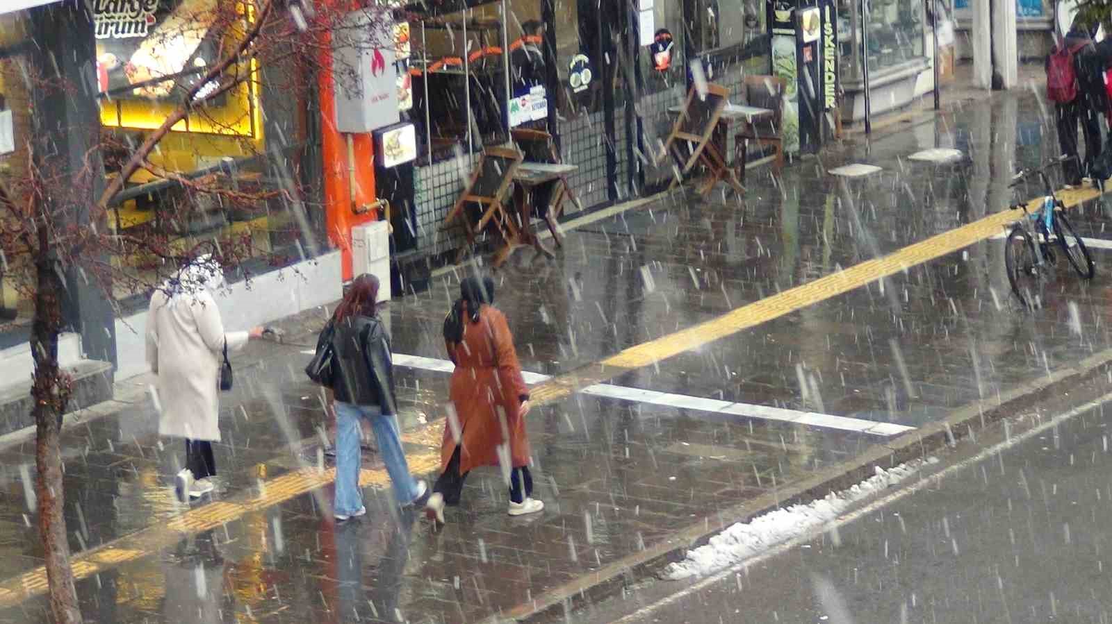 Meteoroloji uyardı: Kars’ta kar yağışı başladı
