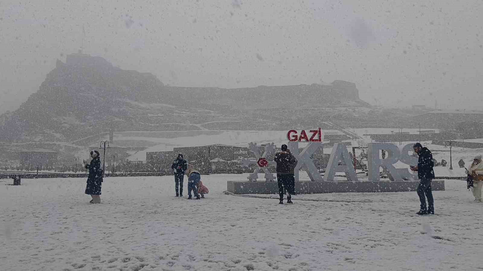 Meteoroloji uyarmıştı: Kars’ta yoğun kar yağışı başladı
