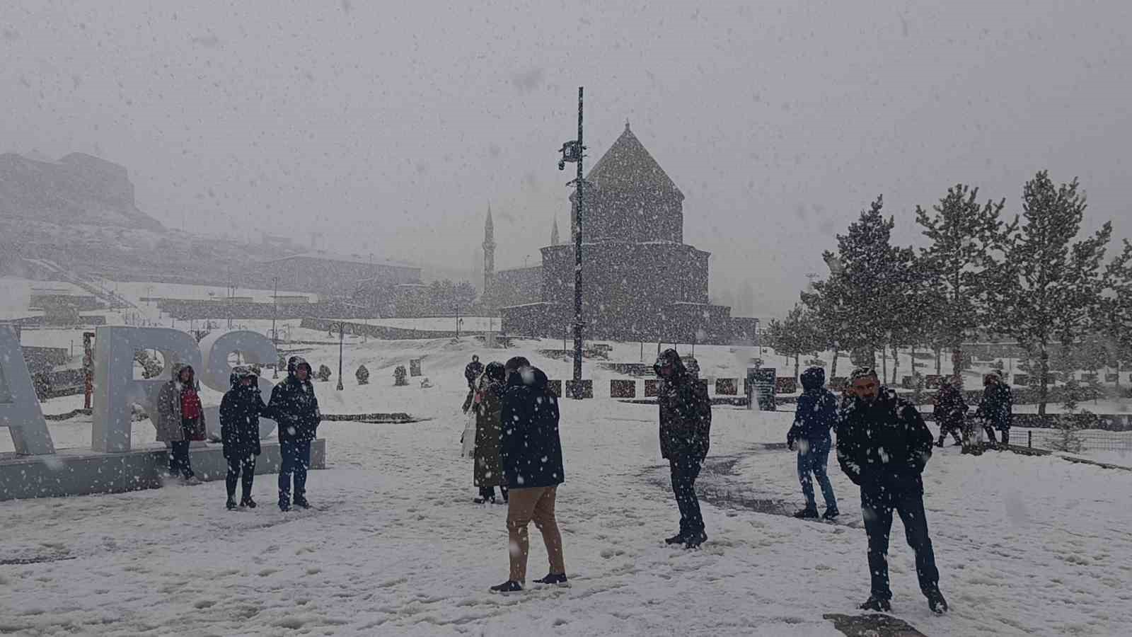 Meteoroloji uyarmıştı: Kars’ta yoğun kar yağışı başladı

