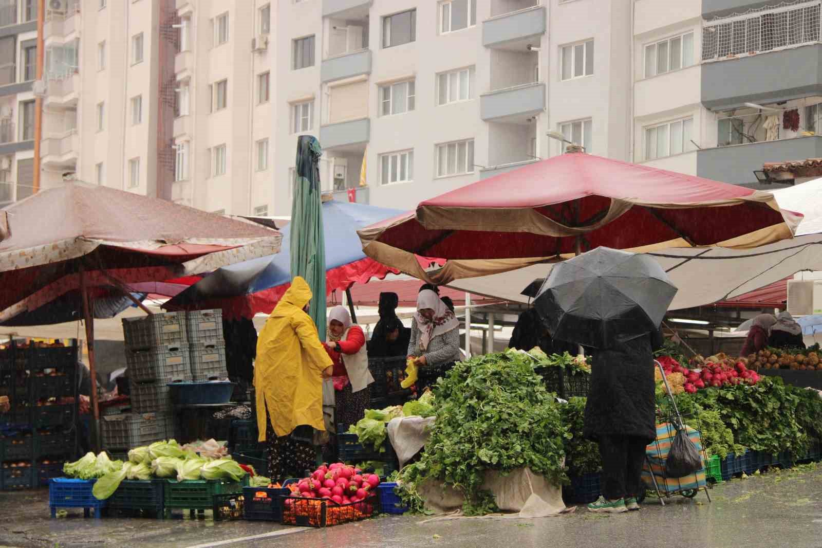 Meteoroloji’nin sağanak ve fırtına uyarısı pazarcıları etkiledi
