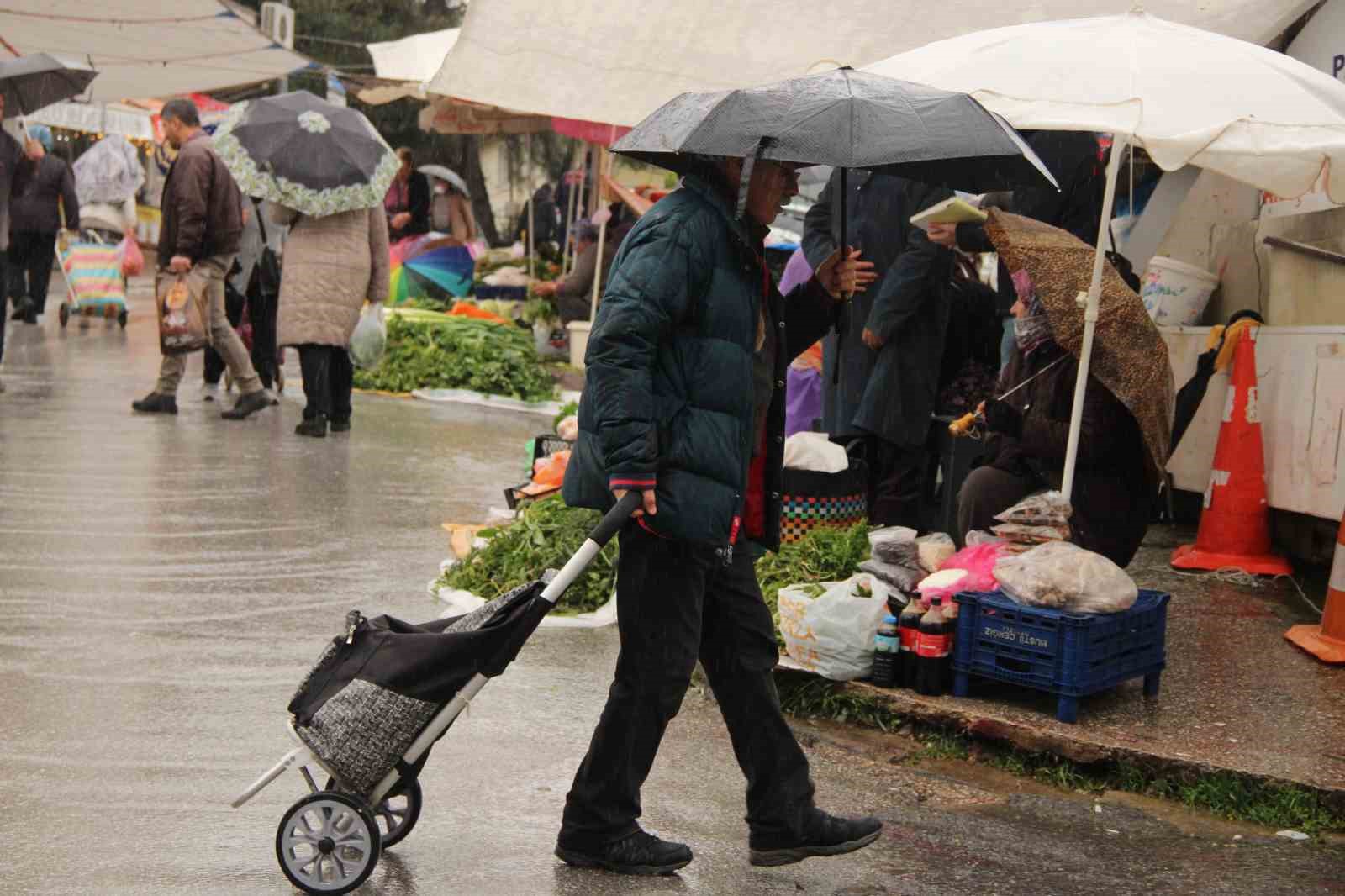 Meteoroloji’nin sağanak ve fırtına uyarısı pazarcıları etkiledi
