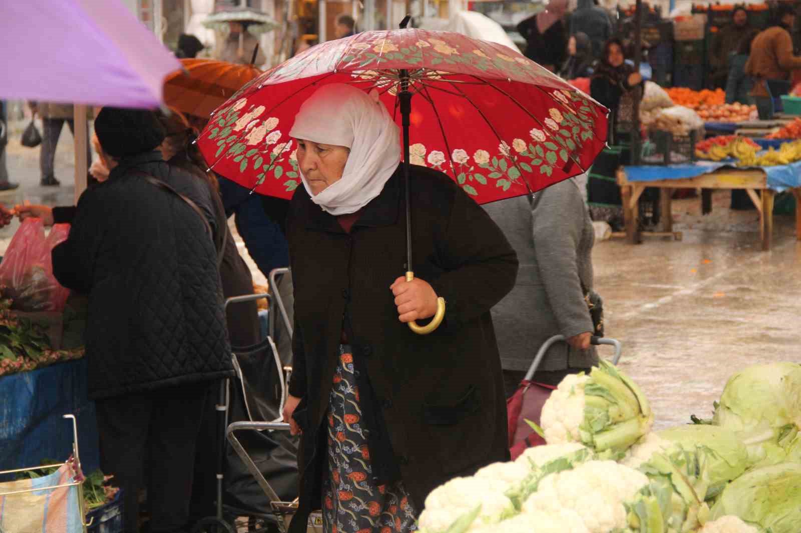 Meteoroloji’nin sağanak ve fırtına uyarısı pazarcıları etkiledi
