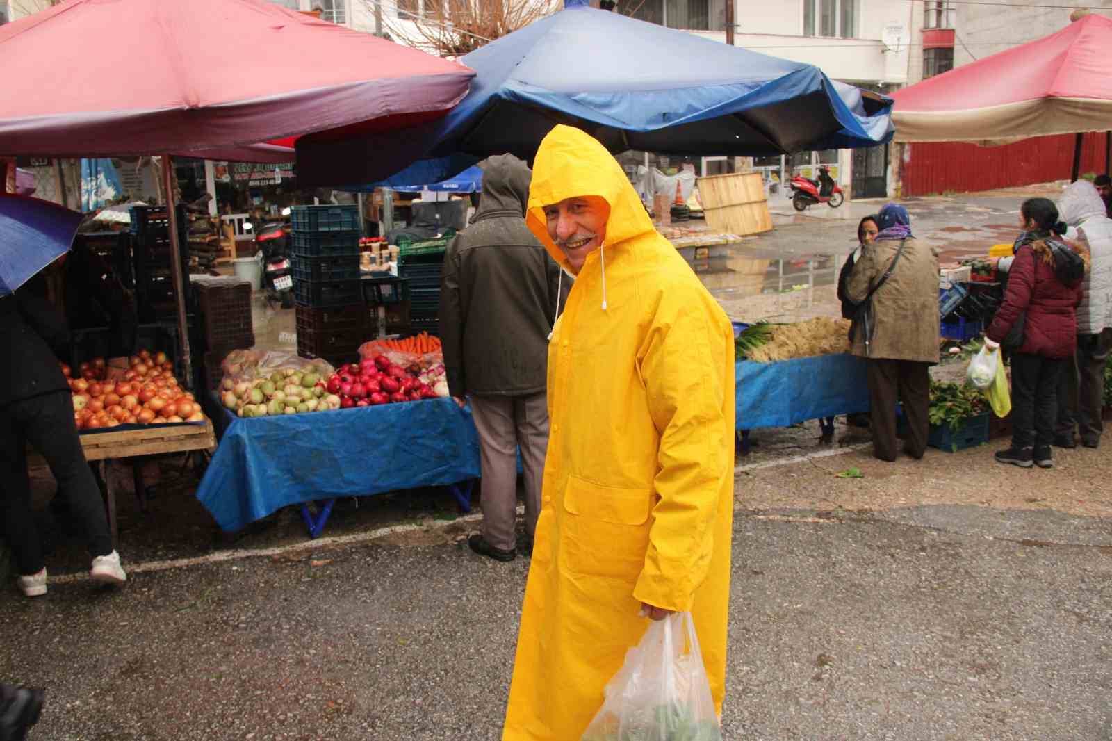 Meteoroloji’nin sağanak ve fırtına uyarısı pazarcıları etkiledi
