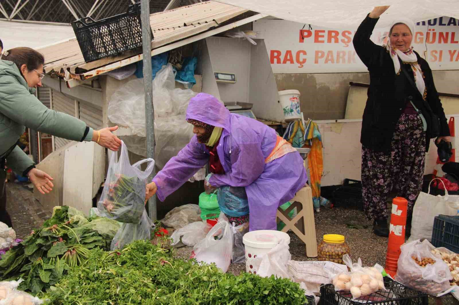 Meteoroloji’nin sağanak ve fırtına uyarısı pazarcıları etkiledi
