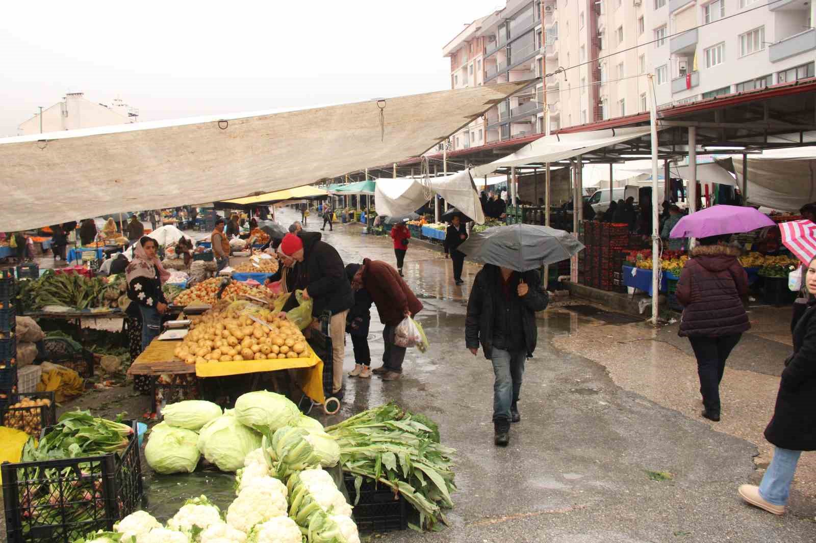 Meteoroloji’nin sağanak ve fırtına uyarısı pazarcıları etkiledi
