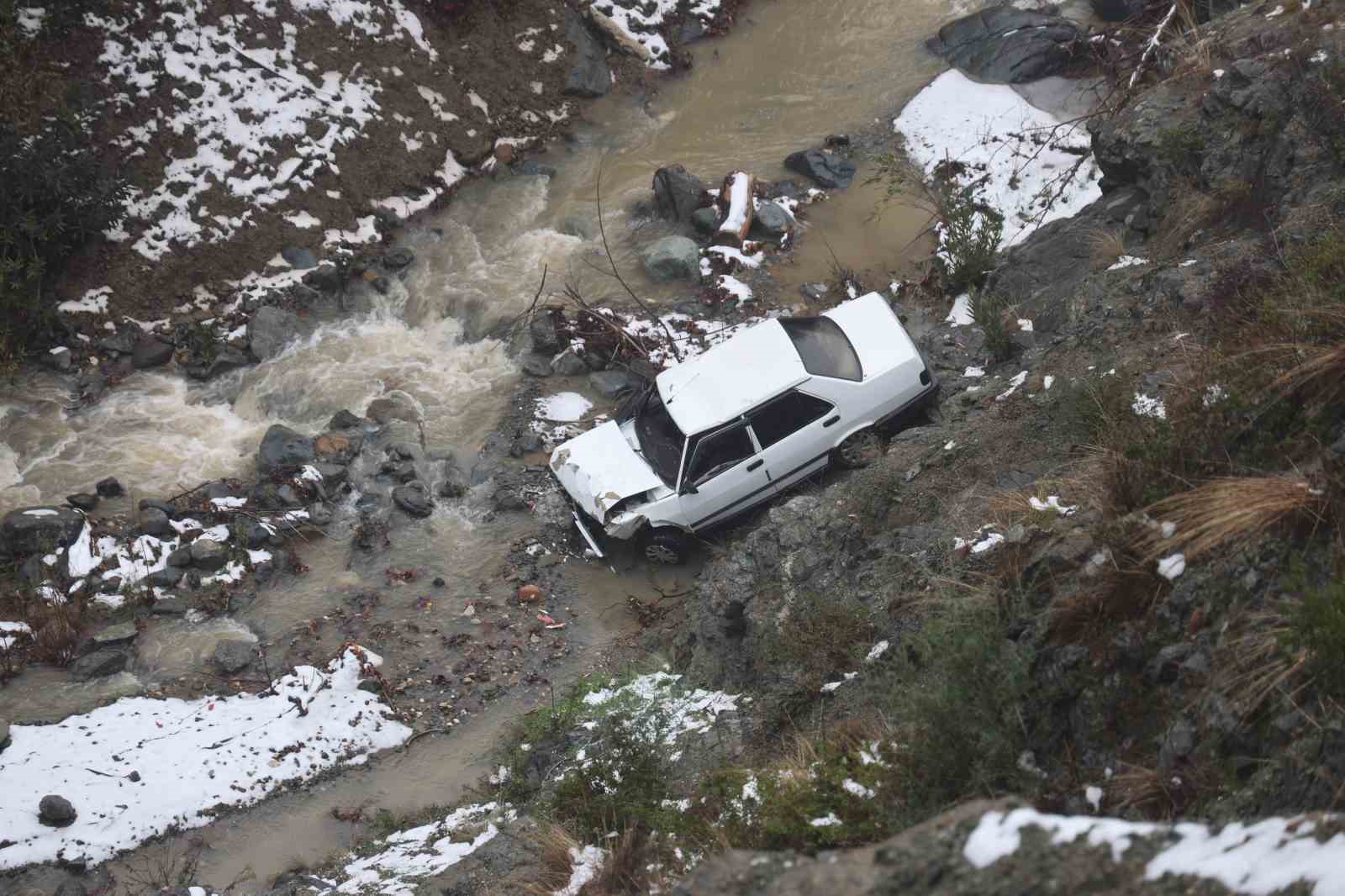Metrelerce yüksekten dereye uçan otomobilden kendini atarak kurtardı
