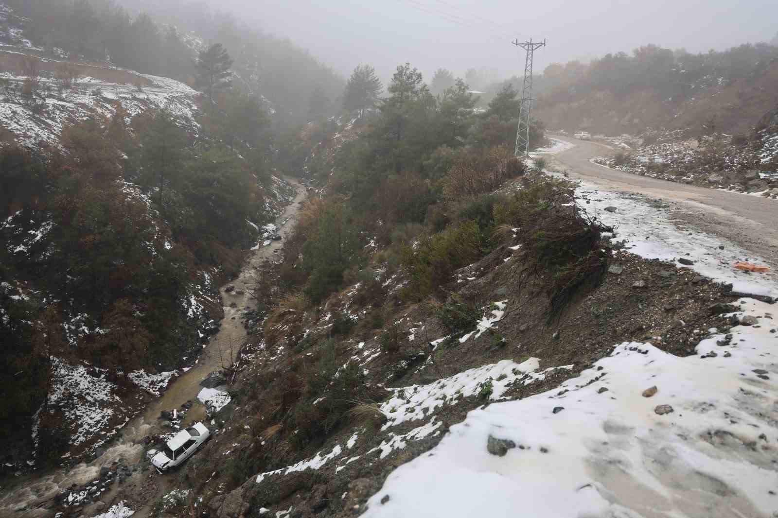 Metrelerce yüksekten dereye uçan otomobilden kendini atarak kurtardı
