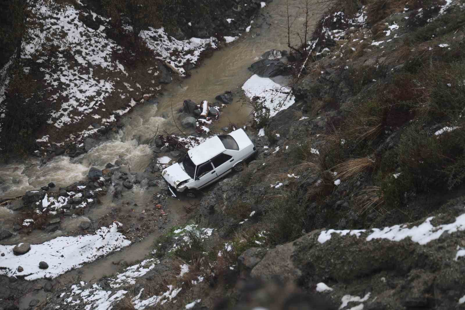 Metrelerce yüksekten dereye uçan otomobilden kendini atarak kurtardı
