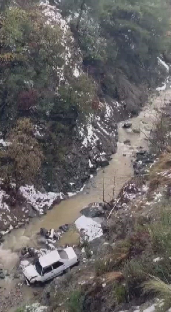 Metrelerce yüksekten dereye uçan otomobilden kendini atarak kurtardı

