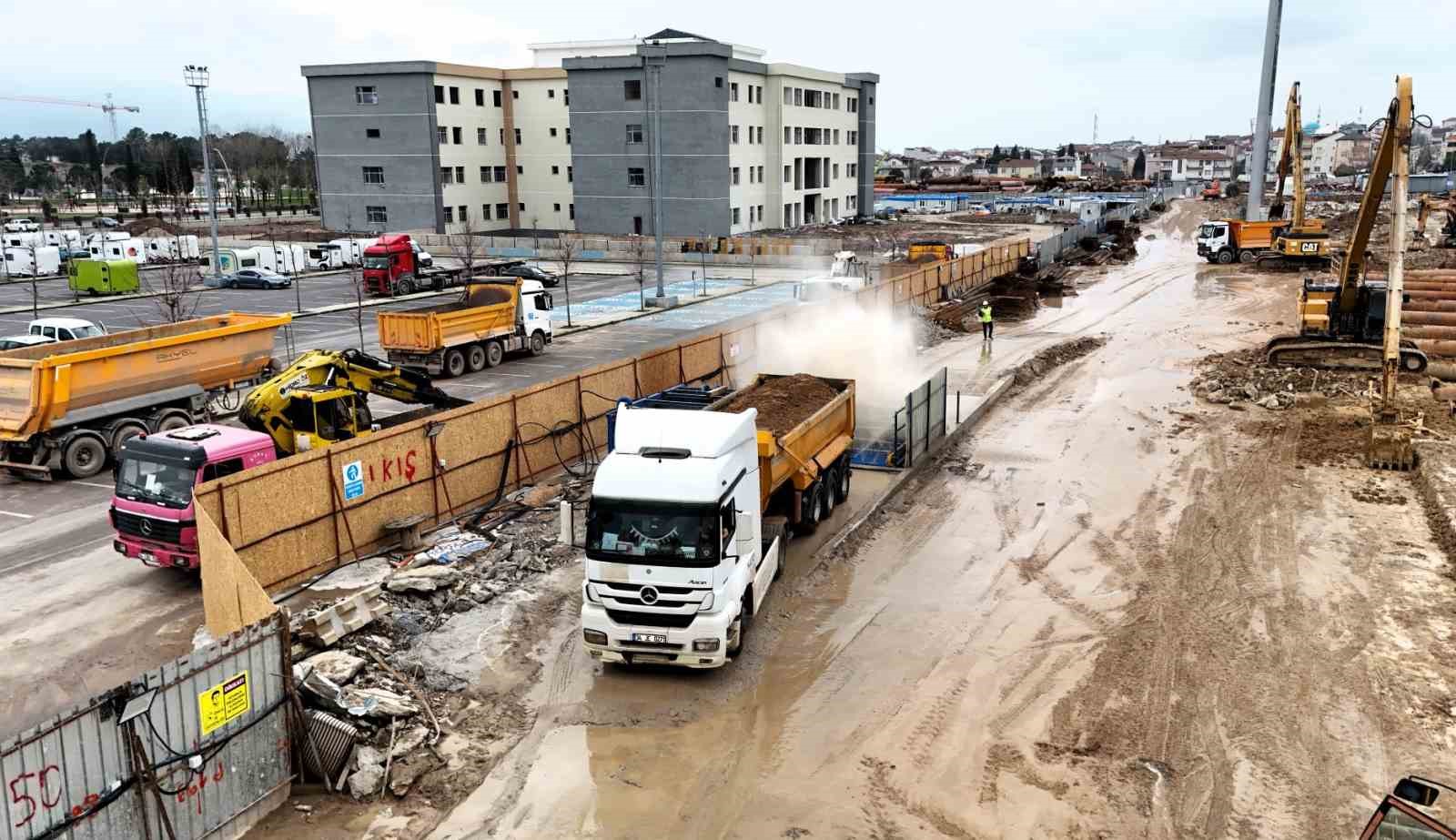Metro şantiyesinden çıkan araçlar temizlendikten sonra trafiğe karışıyor
