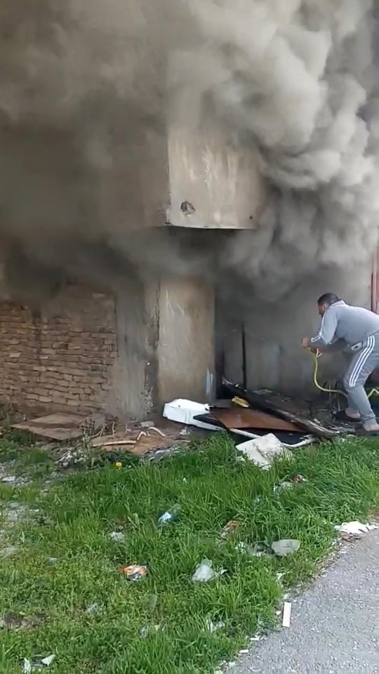 Metruk bina alev alev yandı
