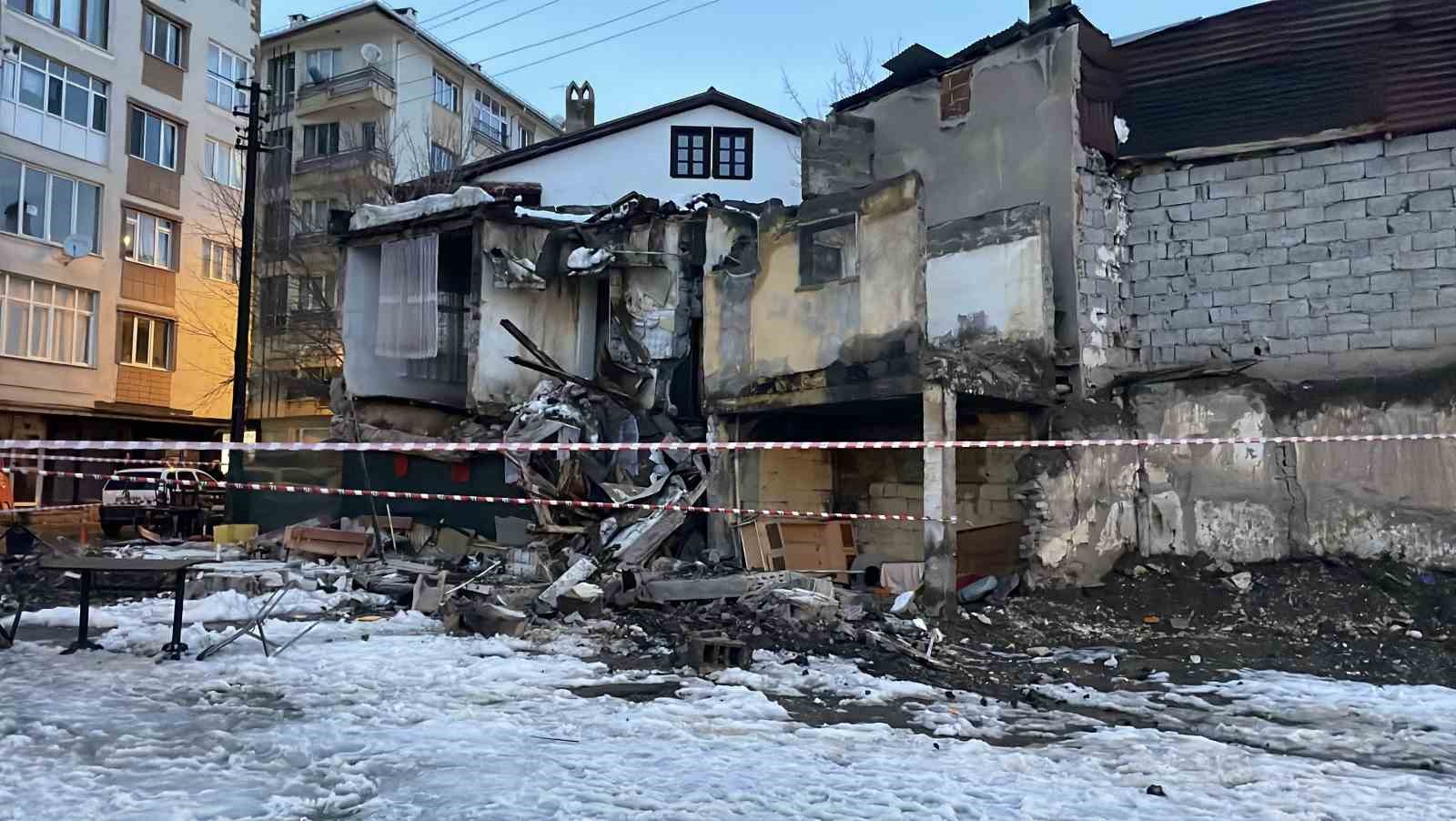 Metruk bina çöktü, mahallede panik yaşandı
