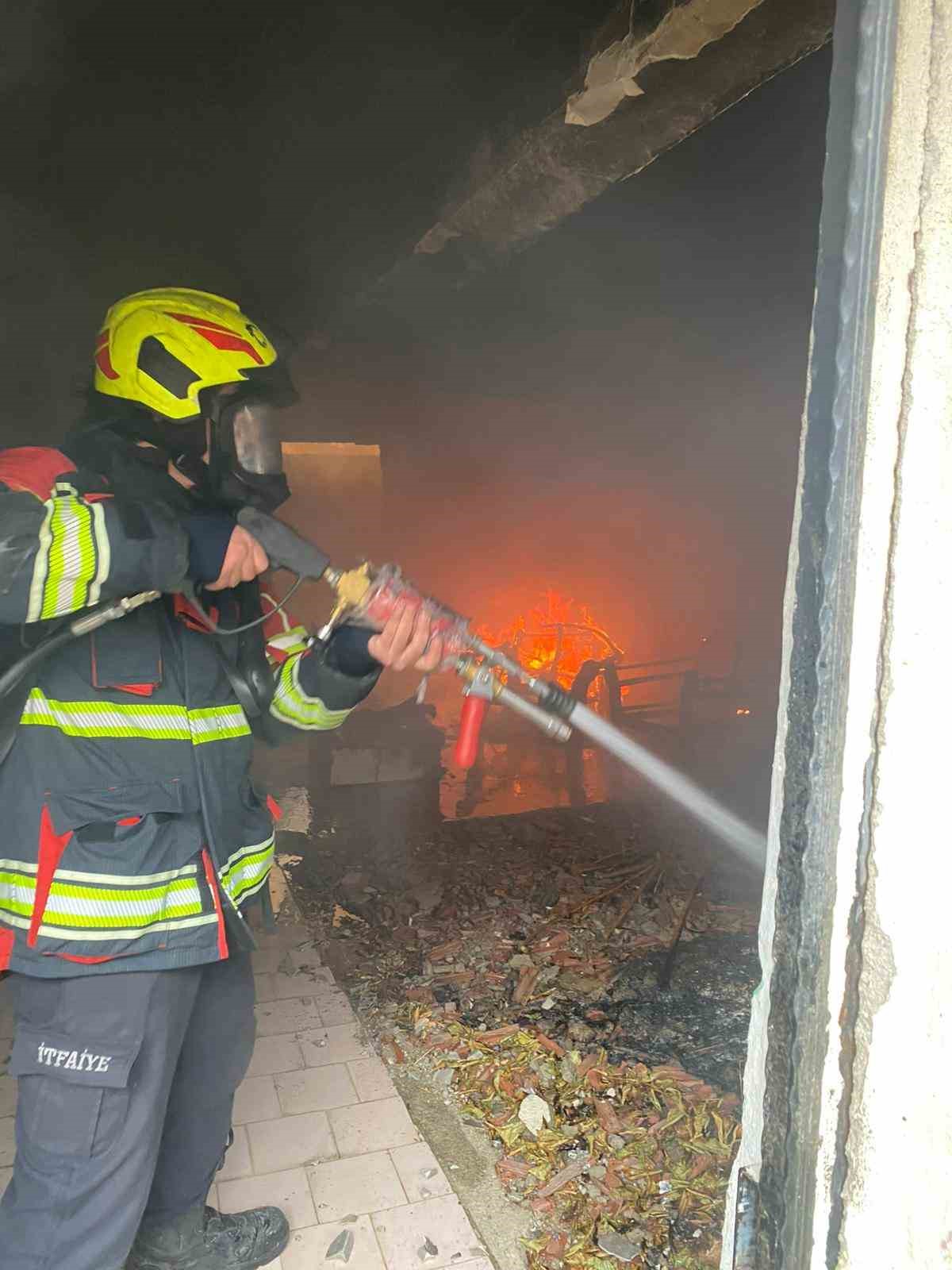 Metruk binada çıkan yangın, ekipleri harekete geçirdi
