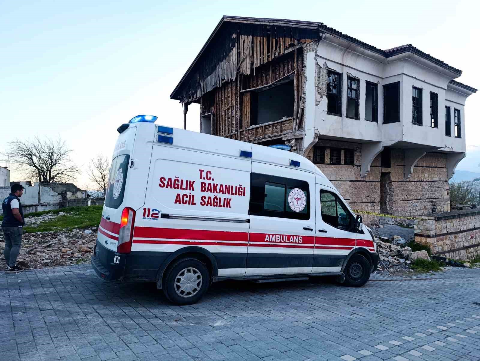 Metruk binada erkek cesedi bulundu
