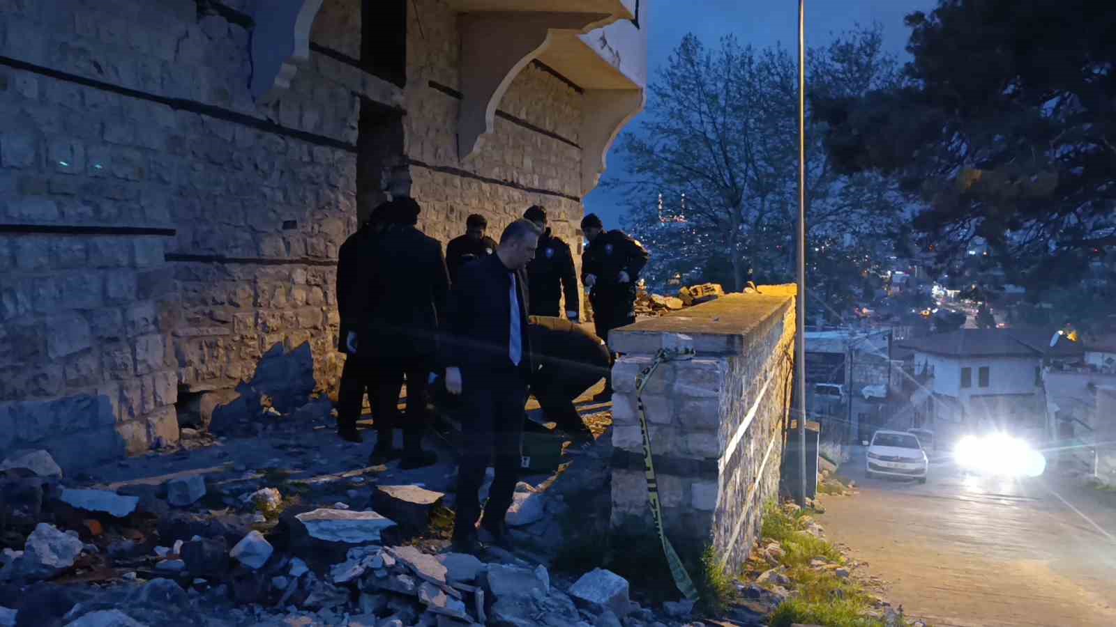 Metruk binada erkek cesedi bulundu
