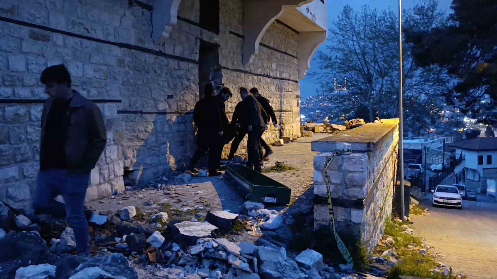 Metruk binada erkek cesedi bulundu
