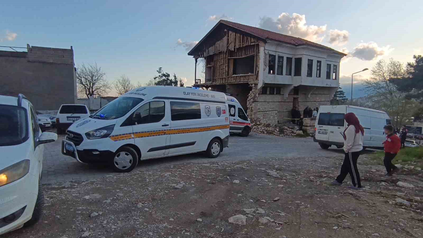 Metruk binada erkek cesedi bulundu
