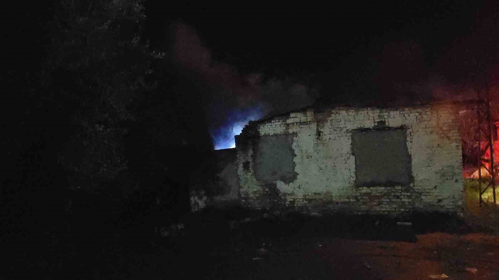 Metruk binadaki yangın korkuttu
