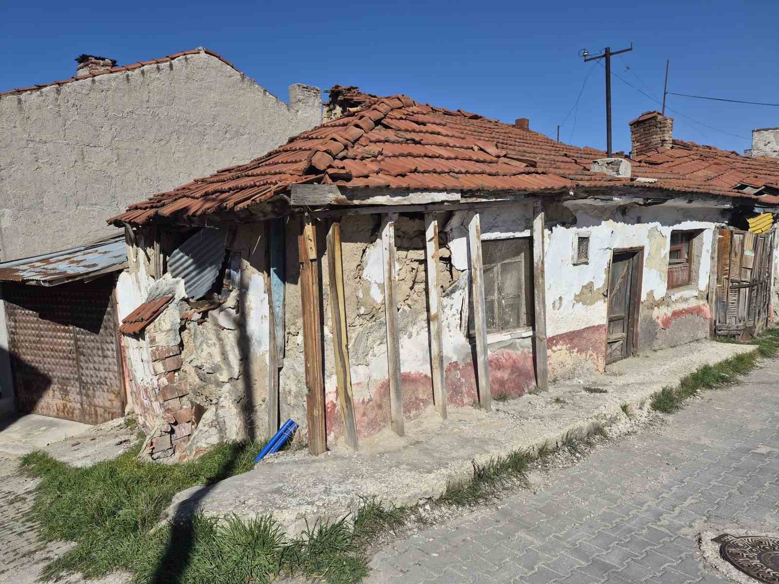 Metruk ev çevreye tehlike saçıyor
