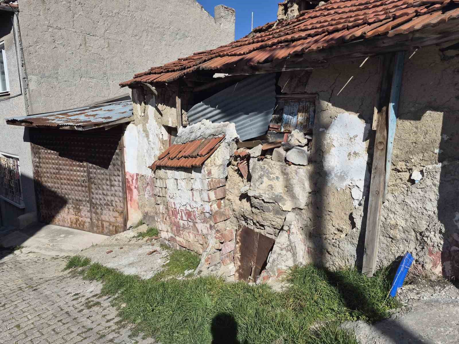 Metruk ev çevreye tehlike saçıyor
