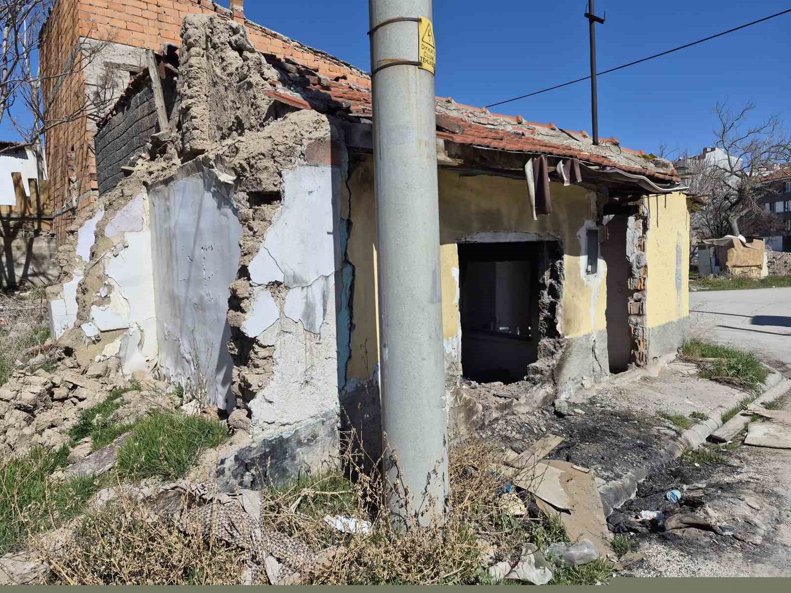 Metruk evler çevreye tehlike saçıyor
