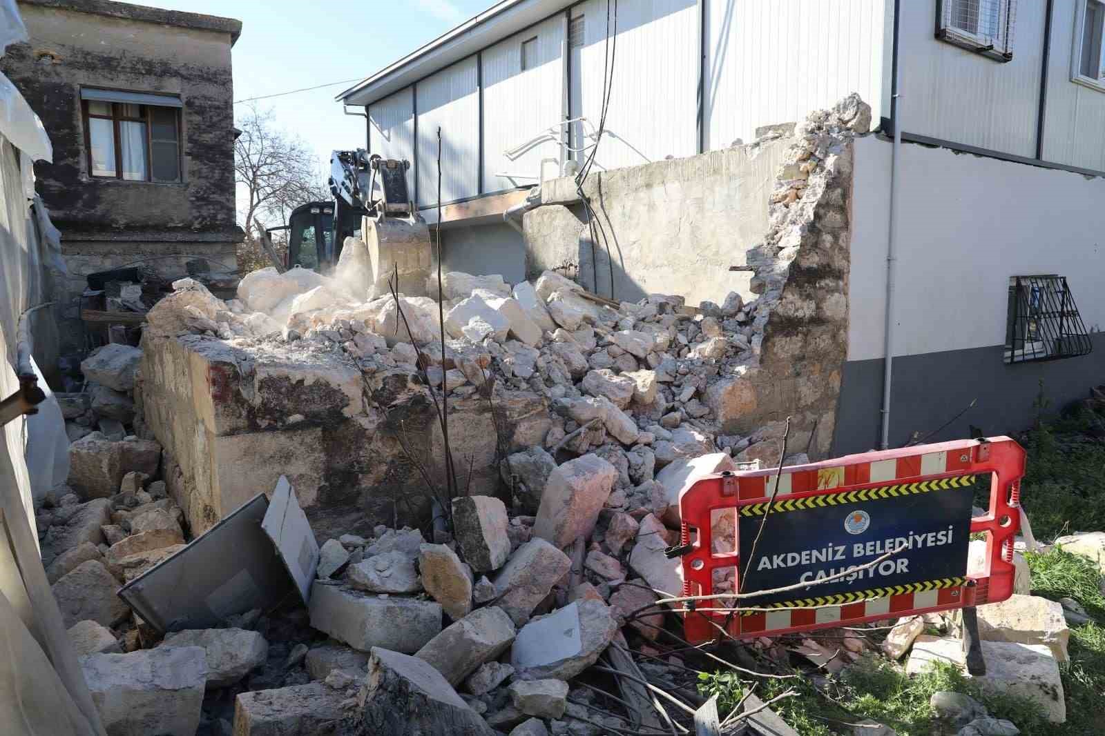 Metruk yapı kontrollü şekilde yıkıldı
